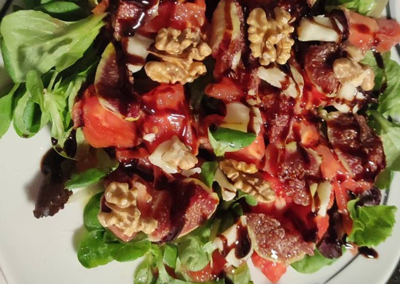 Ensalada de brotes, higos, tomate, queso de cabra y nueces 😋