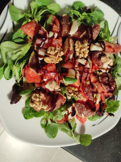 Una foto de Ensalada de brotes, higos, tomate, queso de cabra y nueces 😋
