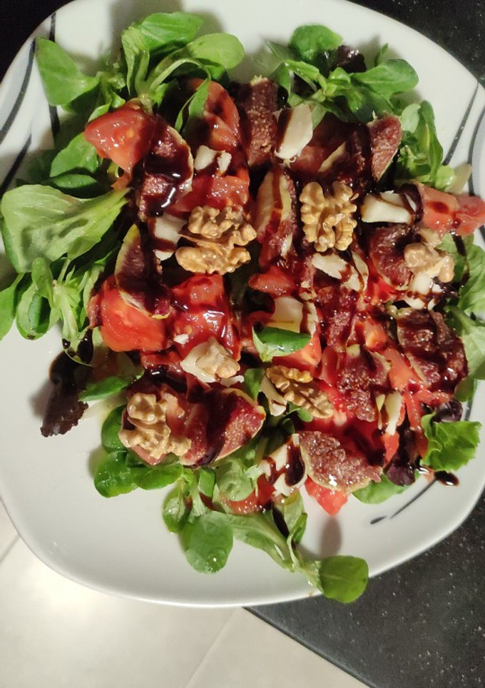Una foto de Ensalada de brotes, higos, tomate, queso de cabra y nueces 😋