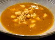 Una foto de sopa de marisco