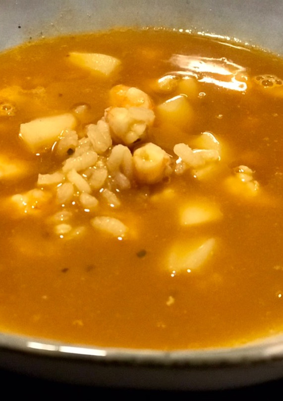 Una foto de Sopa de marisco exprés con un toque moruno y picante 🌶