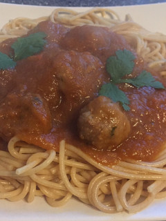 Una foto de Espaguetis integrales con albóndigas en salsa