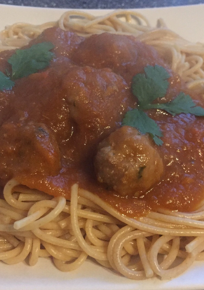 Una foto de Espaguetis integrales con albóndigas en salsa