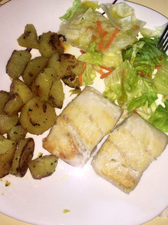 Una foto de Merluza a la plancha con ensalada y patatas guarnición