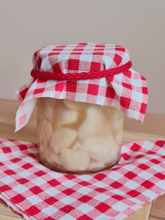 Una foto de Ajos lacto-fermentados 🧄 Conserva de ajo en salmuera llena de Probióticos
