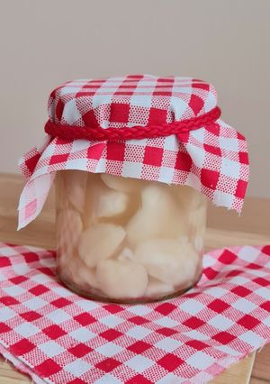 Una foto de Ajos lacto-fermentados 🧄 Conserva de ajo en salmuera llena de Probióticos