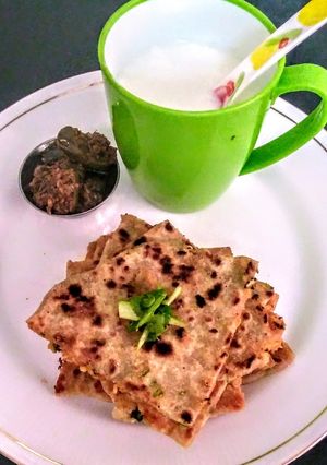 आलू का पराठा अचार के साथ रेसिपी मुख्य फोटो
