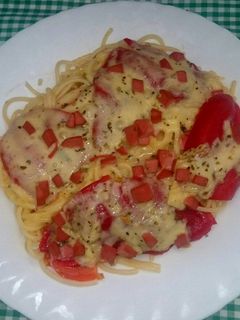 Una foto de Espaguetis al horno con queso y pimientos de piquillo