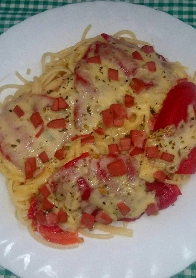 Una foto de Espaguetis al horno con queso y pimientos de piquillo