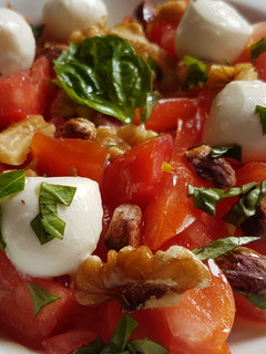 Una foto de Ensalada de tomate y frutos secos