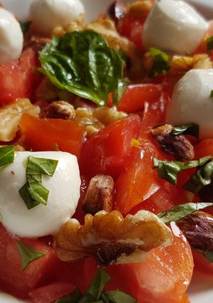 Una foto de Ensalada de tomate y frutos secos