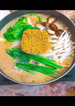 Hình của món Lẩu gà hầm sả.