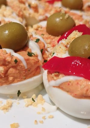 Una foto de Huevos rellenos de atún y piquillos