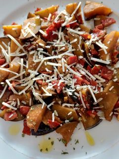 Una foto de Berenjenas con chorizo y queso rallado
