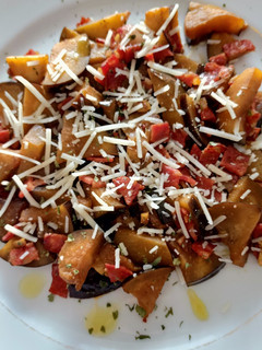Una foto de Berenjenas con chorizo y queso rallado