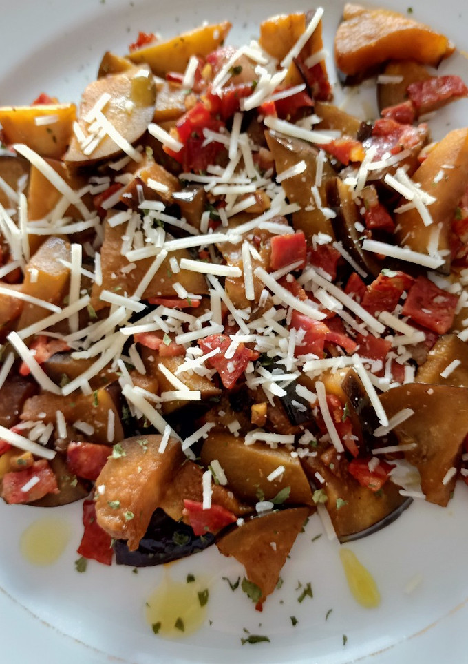 Una foto de Berenjenas con chorizo y queso rallado