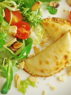 Una foto de Empanadillas rellenas de jamón con bechamel