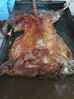 Una foto de Cordero asado en caja china