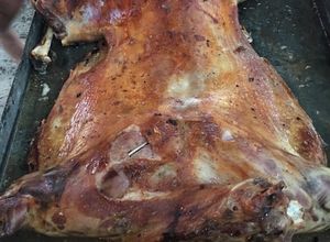 Una foto de Cordero asado en caja china