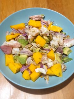 Una foto de Salpicón de frutas y marisco