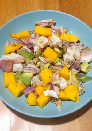 Una foto de Salpicón de frutas y marisco