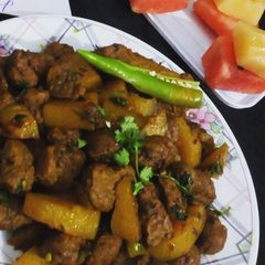 A picture of Soya chunk and potato masala chaat.