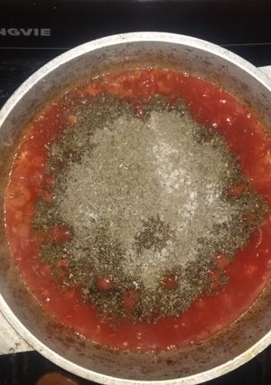 Una foto de Salsa liviana de tomate y albahaca