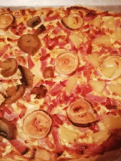 Una foto de Pizza carbonara/hawaiana