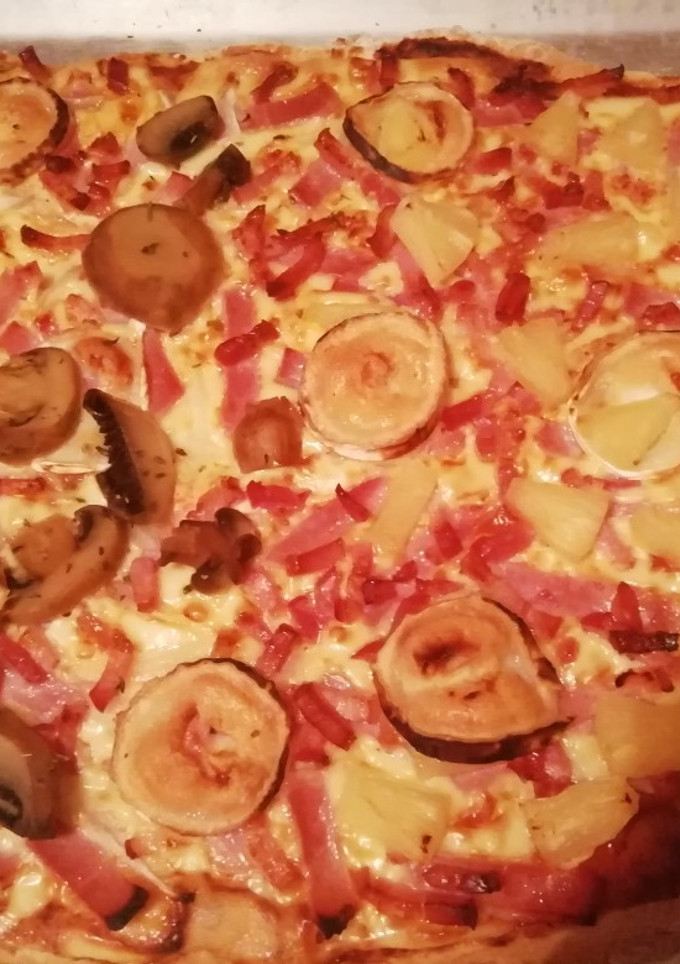 Una foto de Pizza carbonara/hawaiana