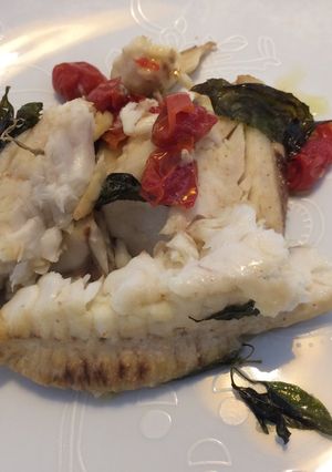 Foto de Tilápia com tomate cereja e manjericão