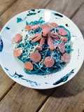 Spaghetti azules con pulpitos de salchicha