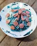 Spaghetti azules con pulpitos de salchicha