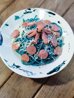Una foto de Spaghetti azules con pulpitos de salchicha