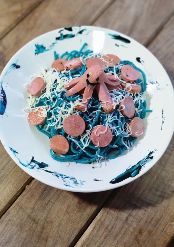 Una foto de Spaghetti azules con pulpitos de salchicha