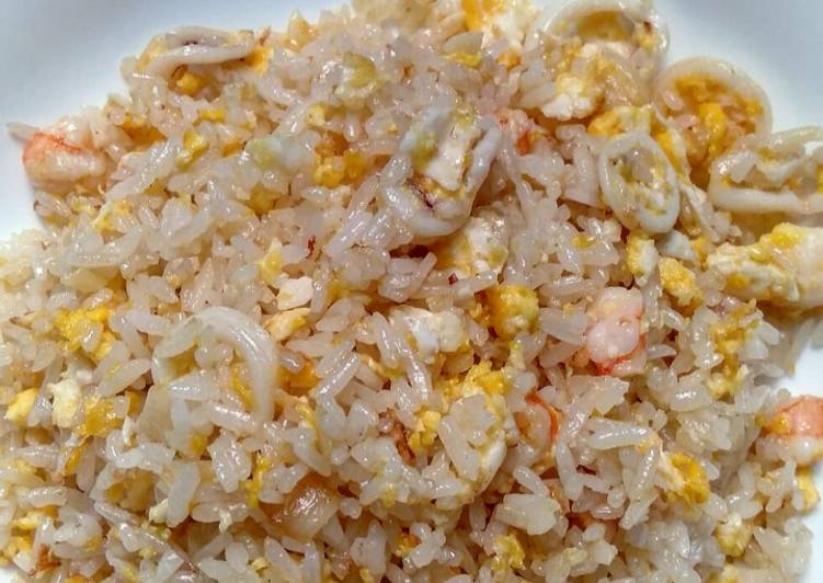 Cara Mudah Menyiapkan Nasi goreng seafood ala2 Menggugah Selera