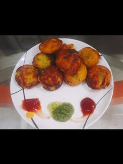इन्सटेन्ट वेजिटेबल रवा अप्पे (Instant Vegetable Rava Appe Recipe In Marathi) रेसिपी चे मुख्य फोटो