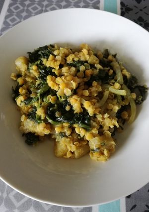 Foto principal de Curry dulce de manzana lentejas y espinacas