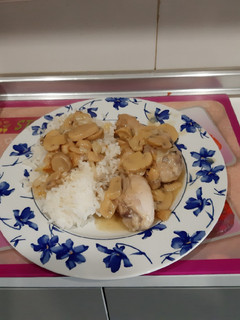 Una foto de Pollo en salsa con champiñones