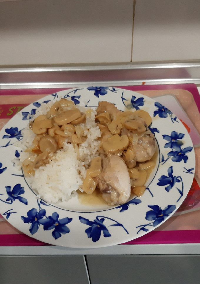 Una foto de Pollo en salsa con champiñones