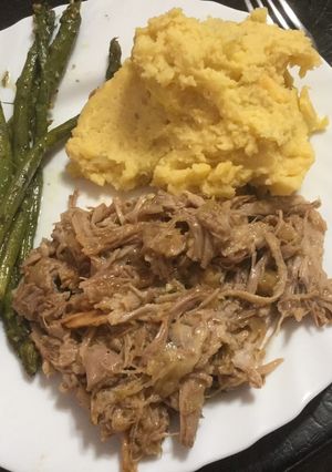 Una foto de Bondiola mechada, con espárragos y puré de papas/batatas