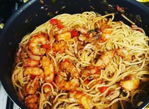 Una foto de Pastas con salsa de mariscos