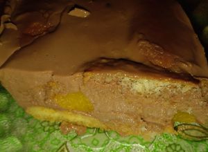 Una foto de Postre Borrachito de Vainillas Flan de chocolate y durazno🍑!!