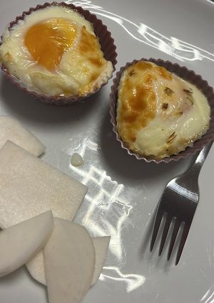 Kolbászos-sajtos tojás Air Fryerben sütve recept fotója