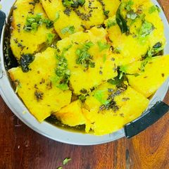 A picture of Gujarati Yellow Dhokla.