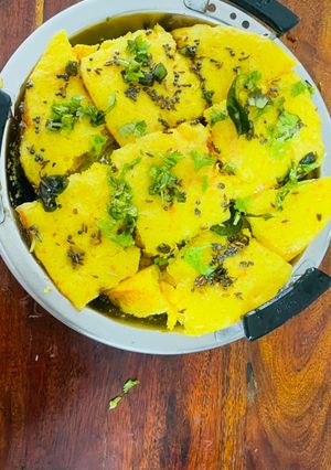 A picture of Gujarati Yellow Dhokla.