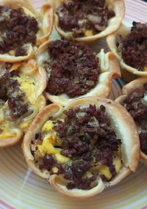 Una foto de Mini tartas de carne y queso