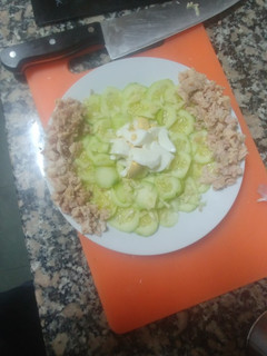 Una foto de Ensalada de pepino, con huevo y atún