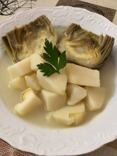 Una foto de Hervido de patatas y alcachofas
