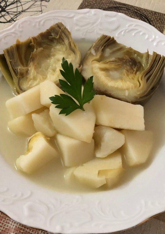 Una foto de Hervido de patatas y alcachofas