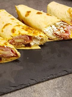 Aszalt paradicsomos, sonkahagymás, húsos-túrós, chilis wrap 🌶🌶 recept fotója